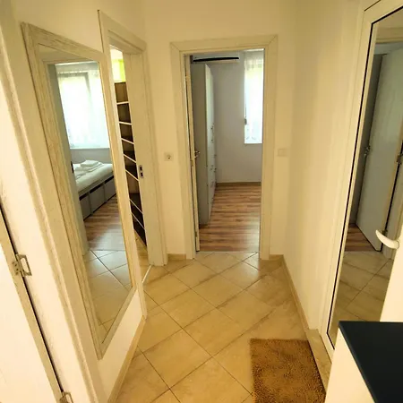 Emona 5 Floor 2 Апартамент *
